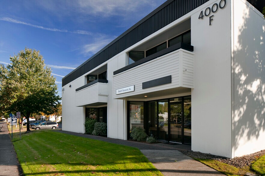 4120 SE International Way, Milwaukie, OR à louer - Photo du bâtiment - Image 3 de 9