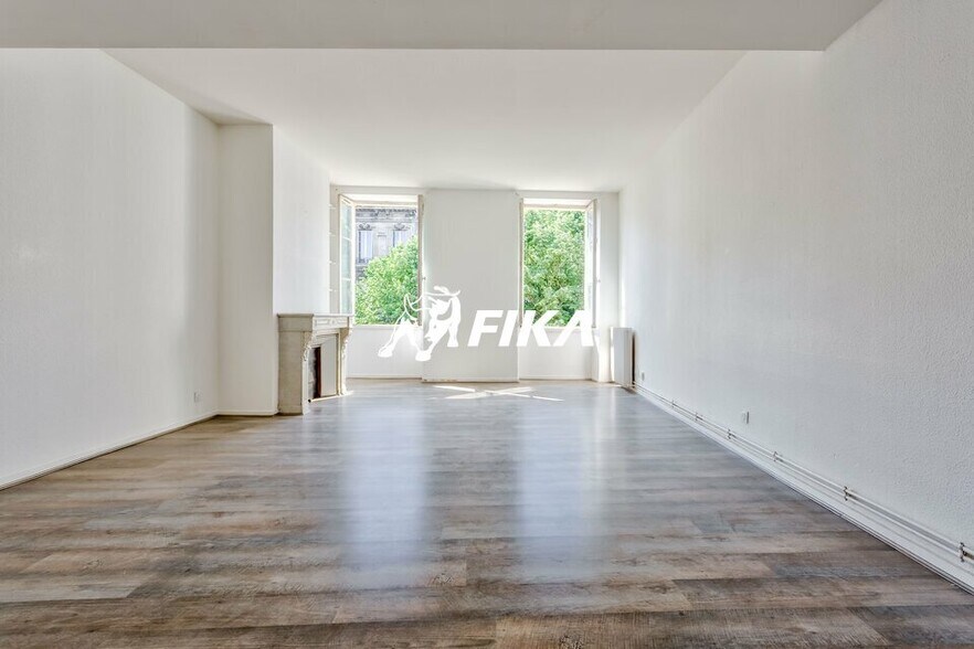 Office in Bordeaux for sale - Interior Photo - Image 2 of 9