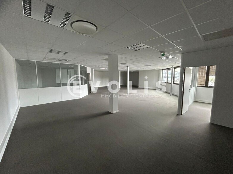 198 Avenue Du Haut Lévèque, Pessac à louer - Photo du bâtiment - Image 3 de 6