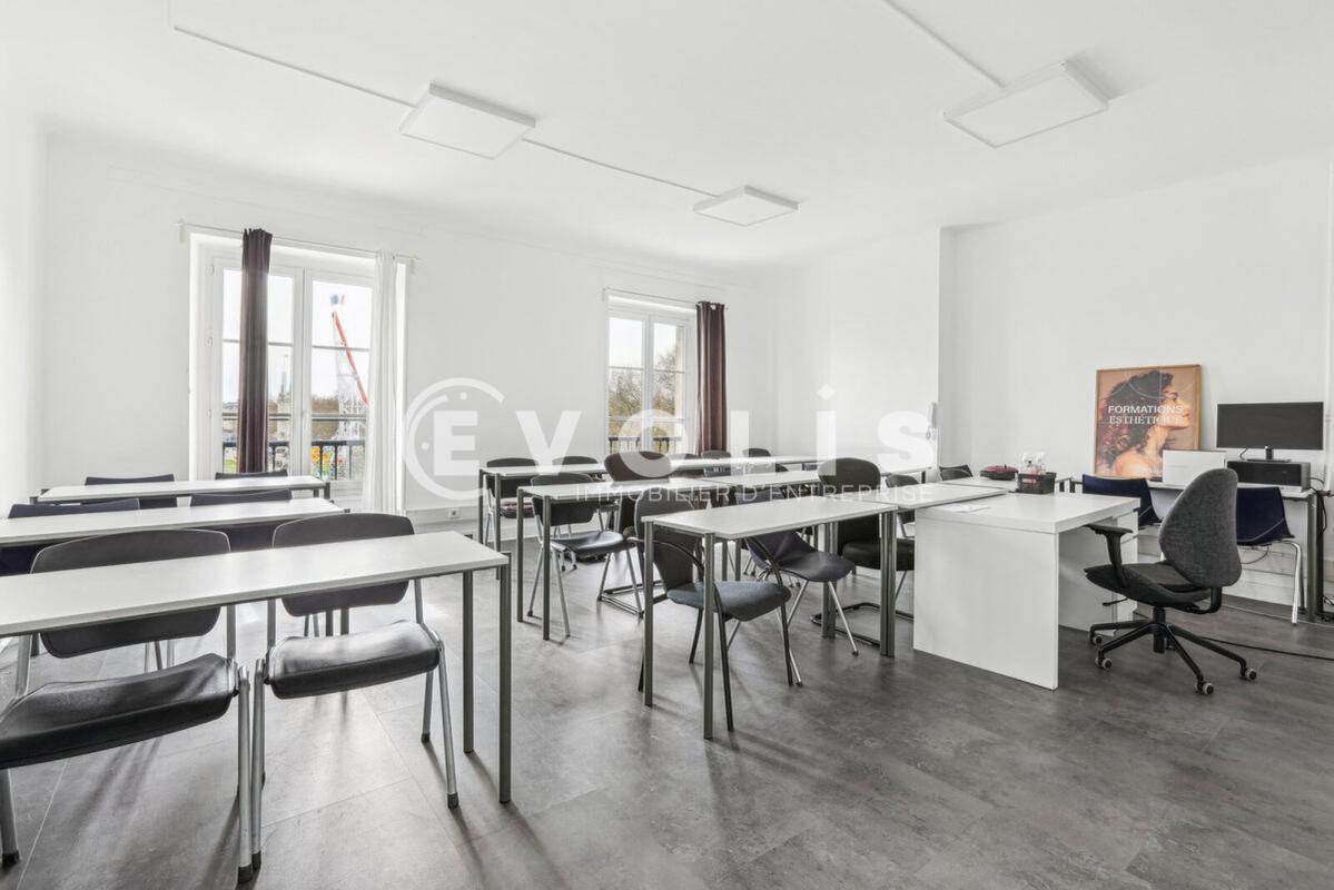 Office in Bordeaux for lease Interior Photo- Image 1 of 13