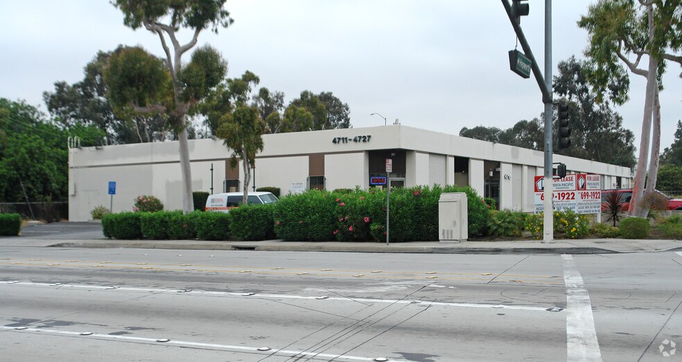 4715 E Washington Blvd, Commerce, CA à louer - Photo du bâtiment - Image 3 de 8