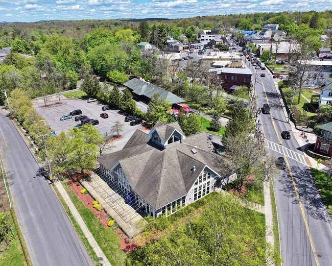 Plus de détails pour 3 Main St, New Paltz, NY - Commerce de détail à vendre