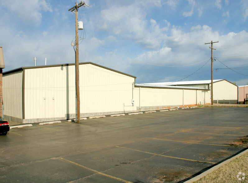 6710-6714 N Classen Blvd, Oklahoma City, OK for lease - Building Photo - Image 3 of 7