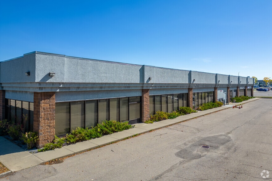 3033 34th Ave NE, Calgary, AB à louer - Photo du bâtiment - Image 2 de 6