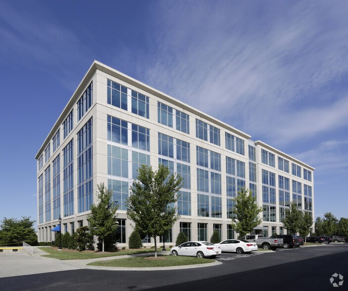 11605 N Community House Rd, Charlotte, NC à louer - Photo du bâtiment - Image 1 de 2