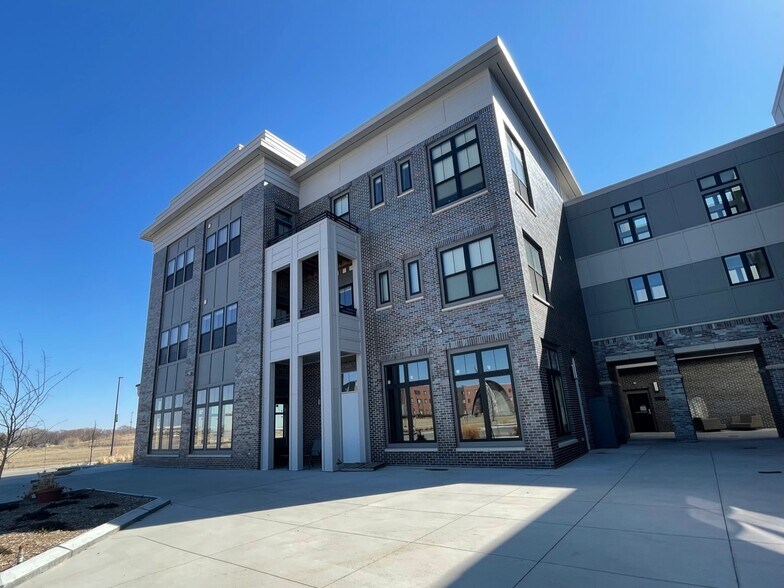 2112 University Dr, Kearney, NE à louer - Photo du bâtiment - Image 2 de 23