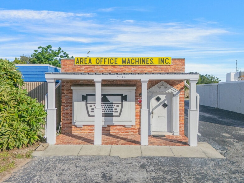 3160 Southgate Cir, Sarasota, FL for sale - Building Photo - Image 3 of 25