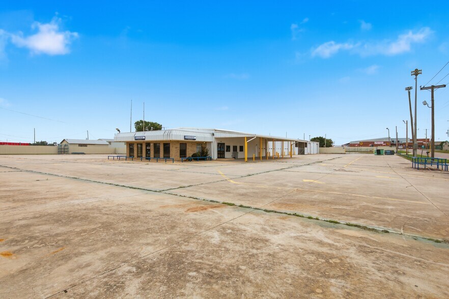 1300 N Broadway Ave, Ada, OK à vendre - Photo du bâtiment - Image 2 de 29