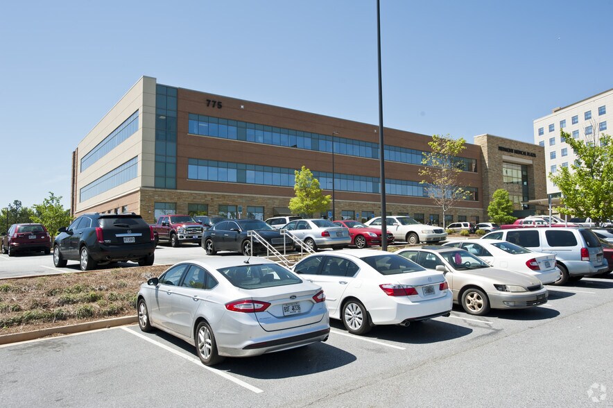 775 Poplar Rd, Newnan, GA à louer - Photo du bâtiment - Image 3 de 7