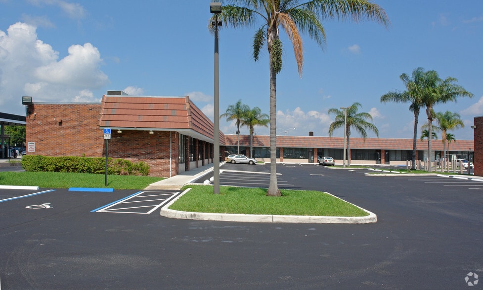 2501 Bristol Dr, West Palm Beach, FL for lease - Building Photo - Image 3 of 6