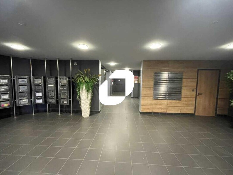 Bureau dans Grenoble à louer - Hall d’entrée - Image 3 de 11