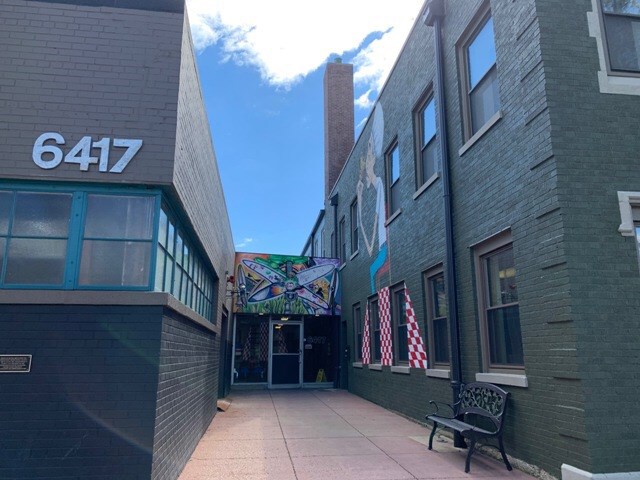 6417 N Ravenswood Ave, Chicago, IL à vendre - Photo du bâtiment - Image 2 de 36