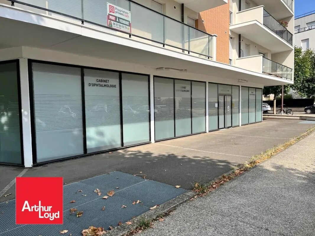 Retail in Lucé for lease Building Photo- Image 1 of 6