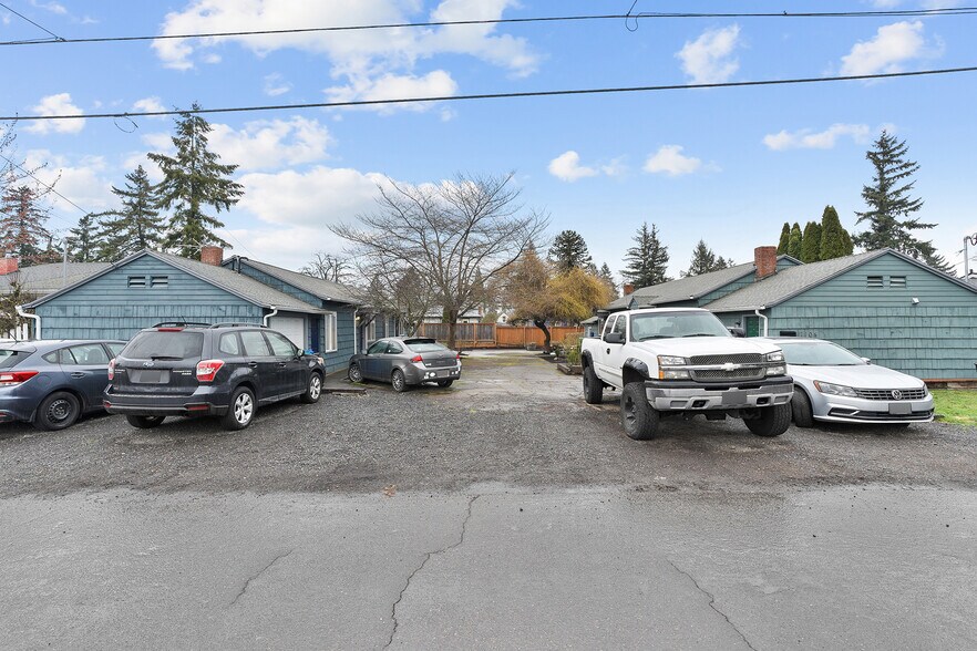 28 Unit Portfolio Offering portefeuille de 3 propriétés à vendre sur LoopNet.ca - Photo du bâtiment - Image 3 de 16