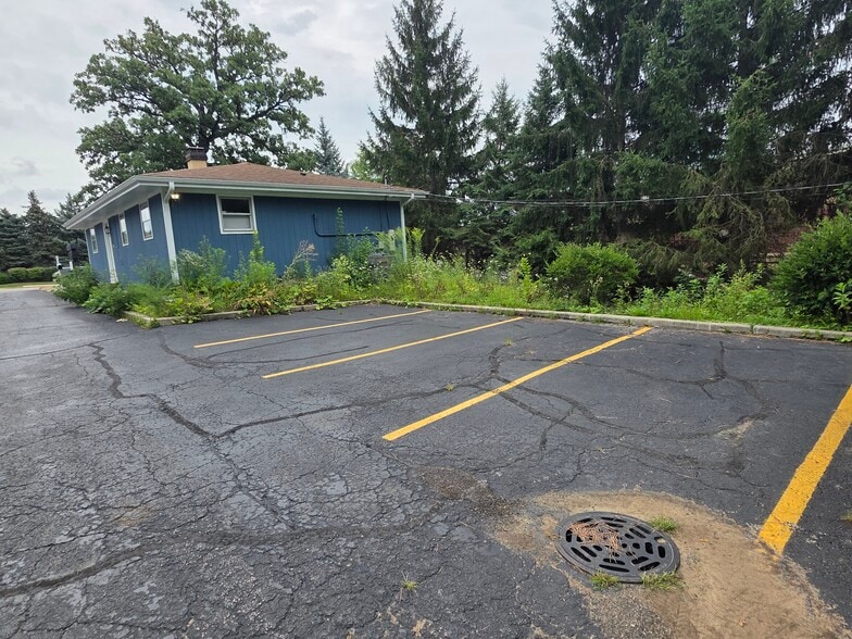 338 S County Farm Rd, Wheaton, IL for lease - Building Photo - Image 2 of 10