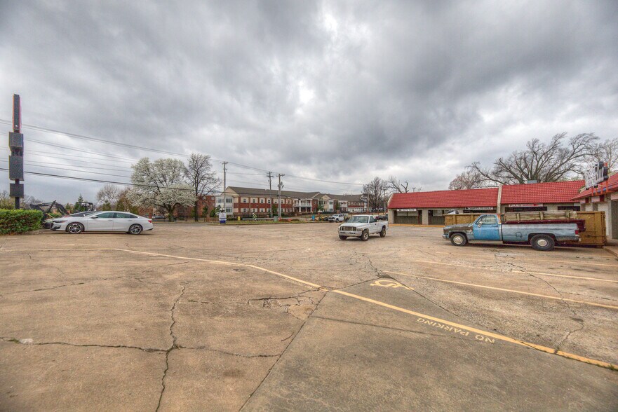 4311 E 31st St, Tulsa, OK à louer - Photo du bâtiment - Image 3 de 19