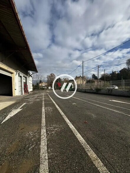 Industrial in Bouc-Bel-Air for lease - Building Photo - Image 1 of 2