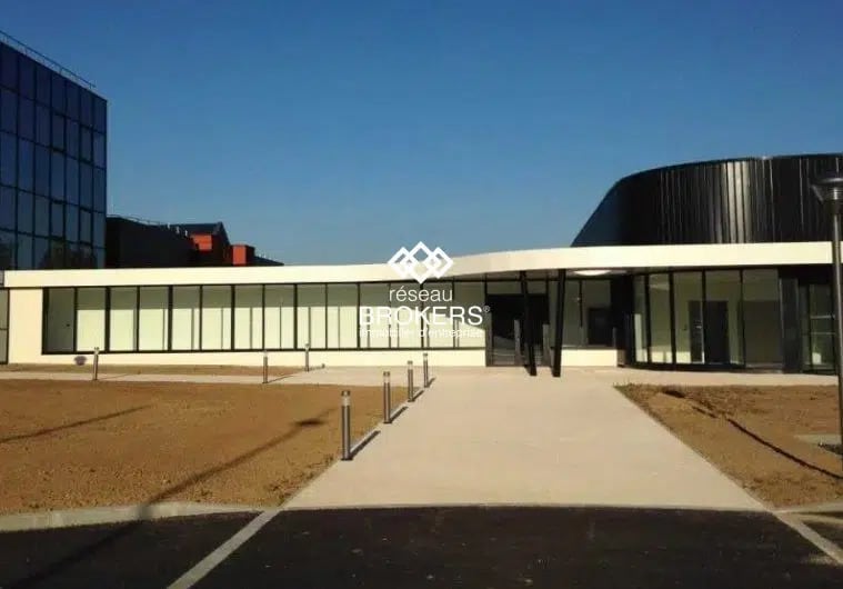 Office in Élancourt for lease - Building Photo - Image 2 of 5