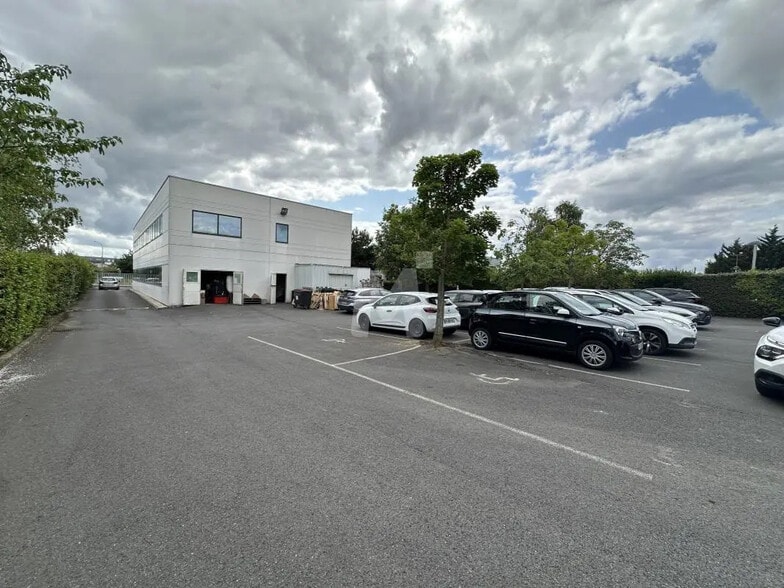 Flex in Morangis for lease - Building Photo - Image 2 of 12