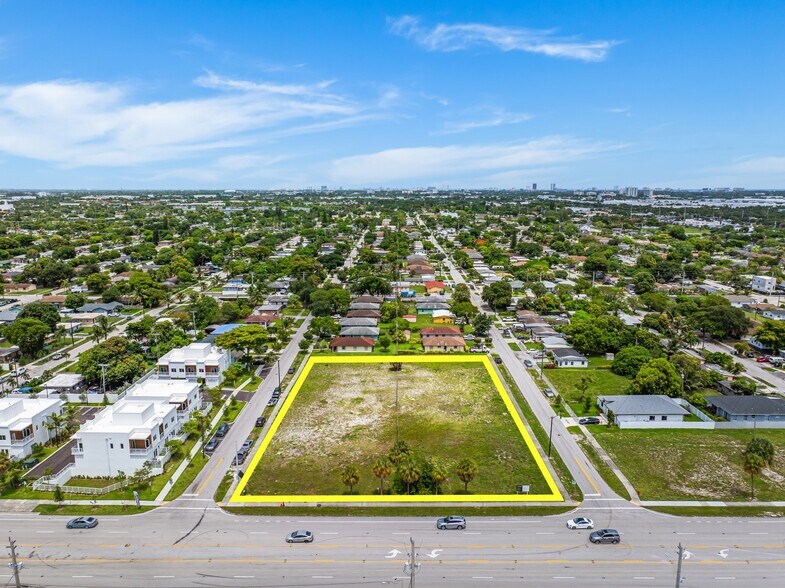 3058 NW 4th Ct, Pompano Beach, FL à vendre - Photo du bâtiment - Image 1 de 13