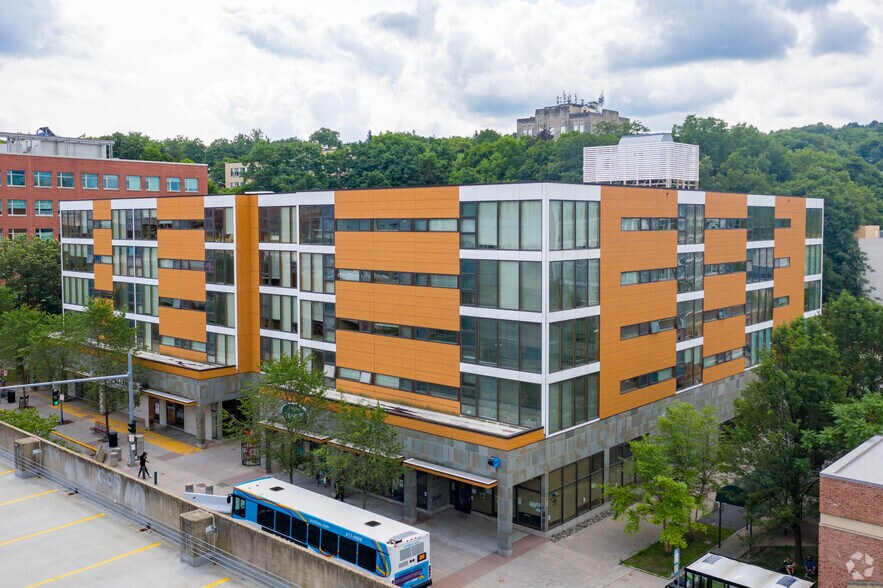 131 E Green St, Ithaca, NY à louer - Photo principale - Image 1 de 25