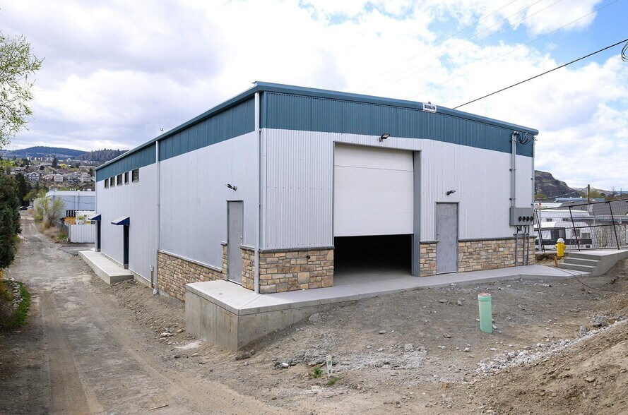 240 Larkspur St, Kamloops, BC à louer - Photo du bâtiment - Image 3 de 7