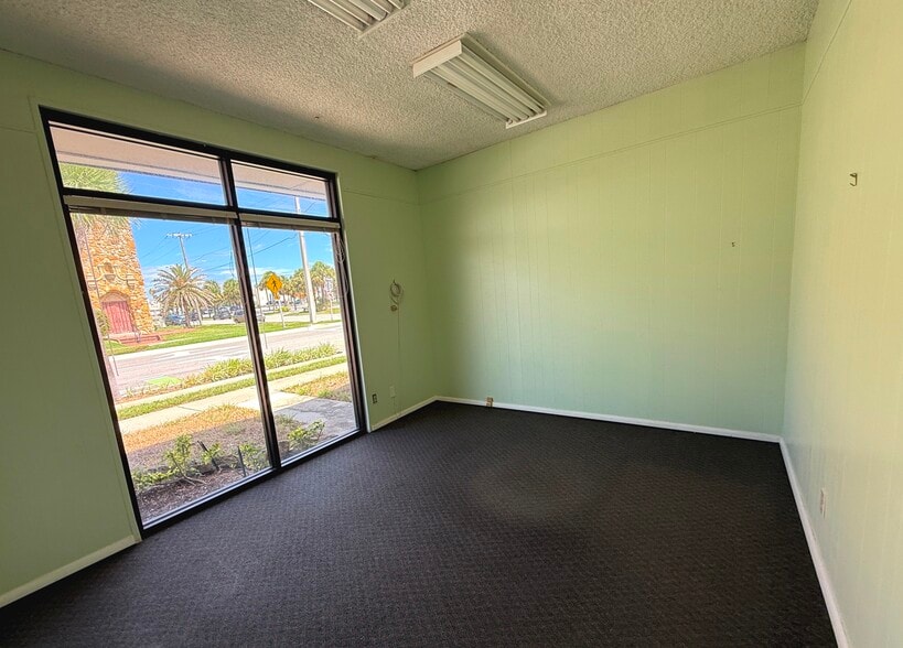 430 Oakridge Blvd, Daytona Beach, FL for sale - Interior Photo - Image 3 of 8