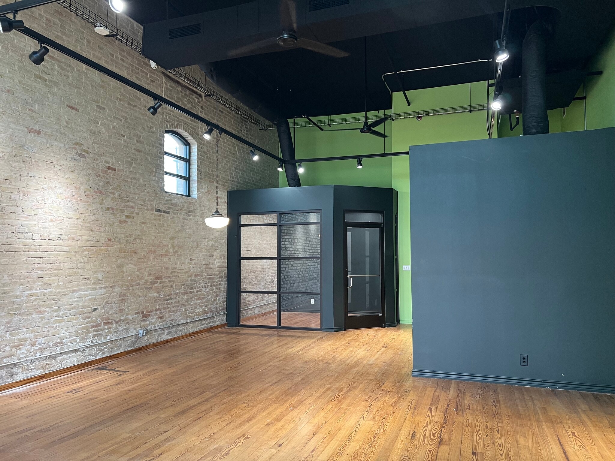 120 W 2nd St, Taylor, TX à louer Photo intérieure- Image 1 de 14