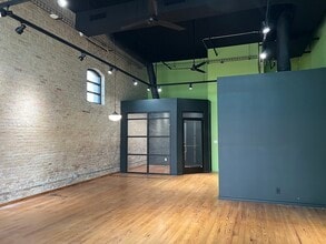 120 W 2nd St, Taylor, TX à louer Photo intérieure- Image 1 de 14