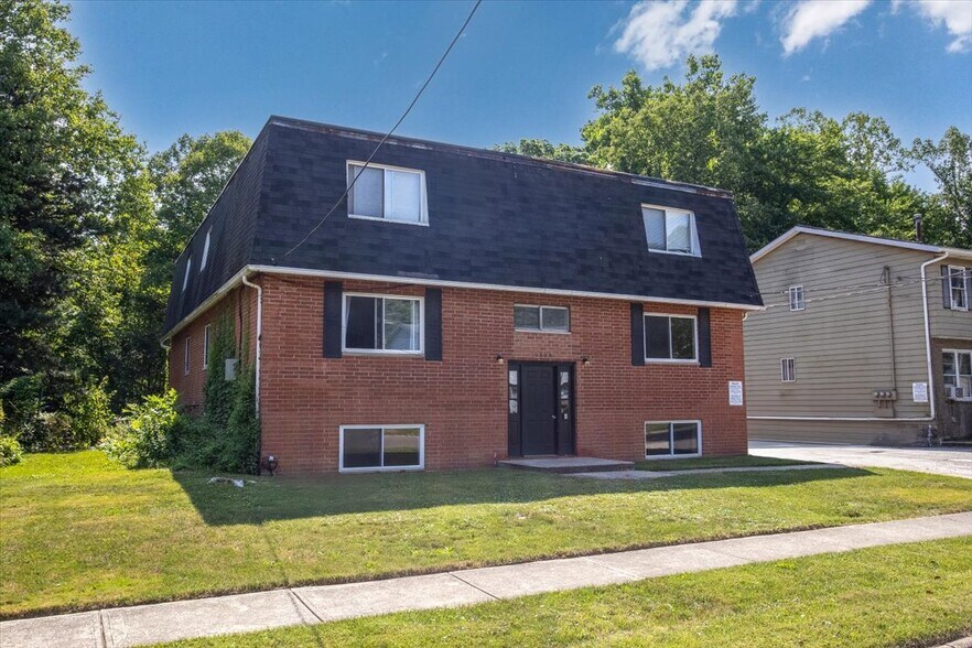 1803 Cromwell Dr, Akron, OH à vendre - Photo du bâtiment - Image 3 de 33