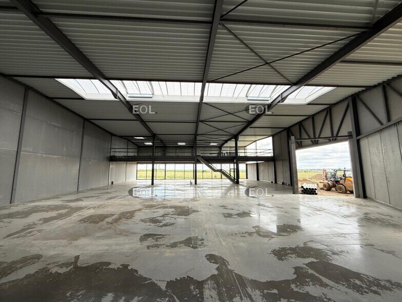 Flex in Le Mesnil-Amelot for lease - Interior Photo - Image 3 of 6