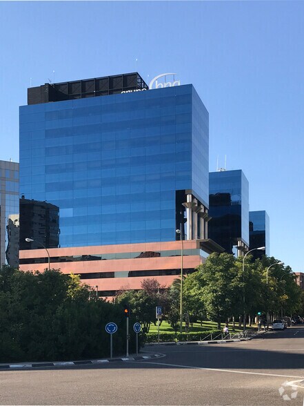 Avenida Burgos, 17, Madrid, Madrid à louer - Photo du bâtiment - Image 2 de 15