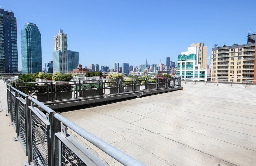 27-01 Queens Plz N, Long Island City, NY à louer - Photo du bâtiment - Image 3 de 17