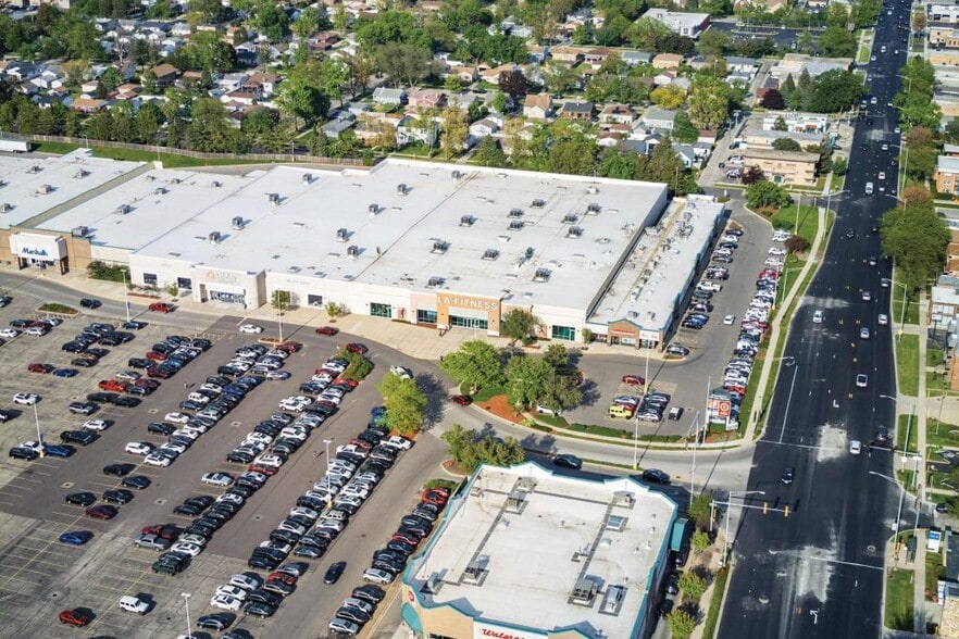 200 Broadview Village Sq, Broadview, IL à vendre - Photo du bâtiment - Image 2 de 8