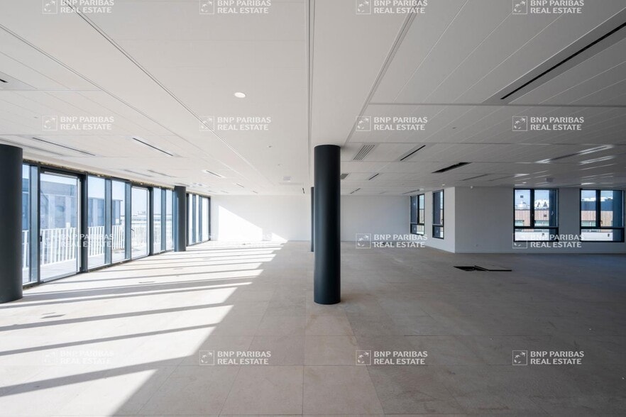 7 Rue Stephenson, Montigny-le-Bretonneux for lease - Interior Photo - Image 3 of 10