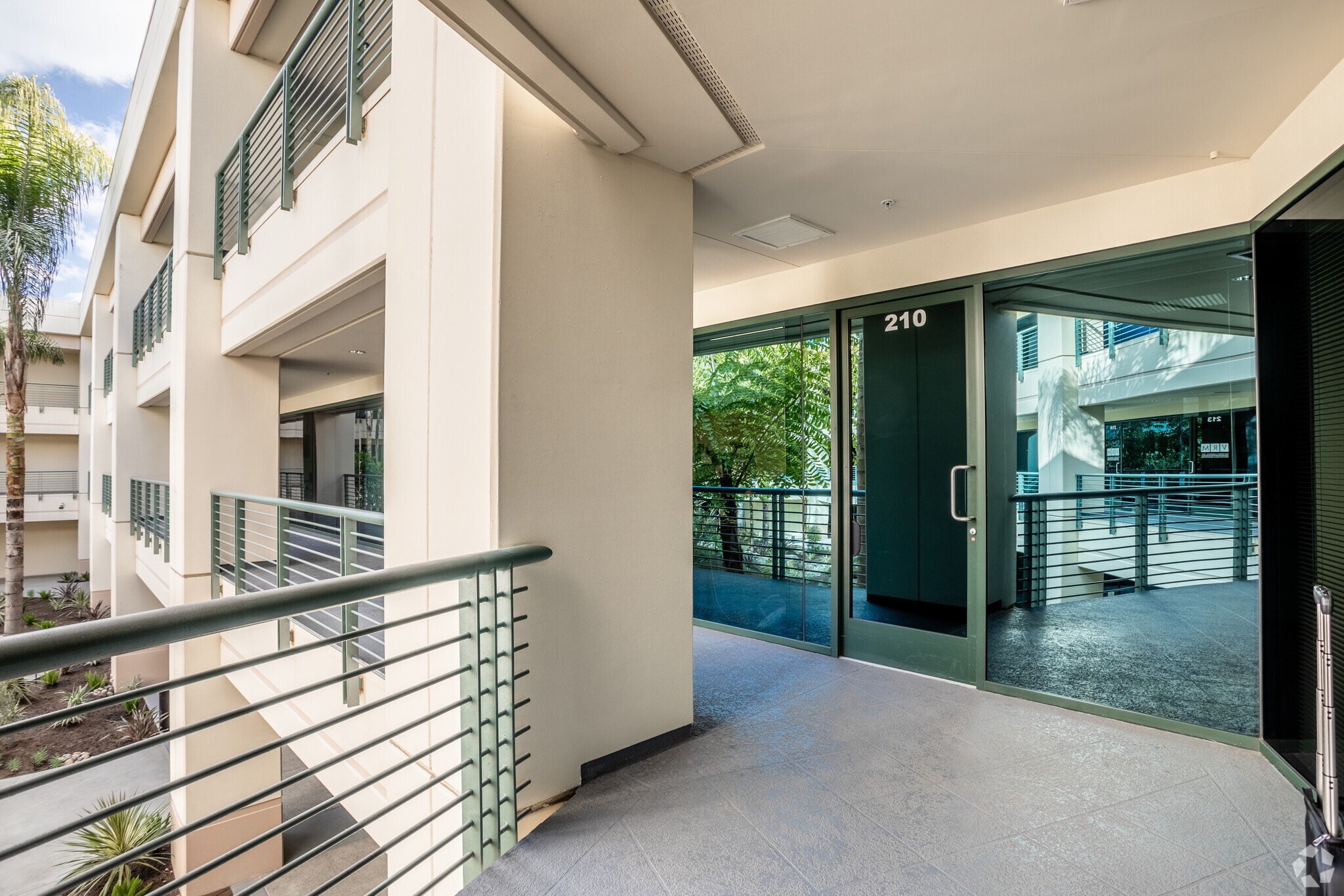 2888 Loker Ave E, Carlsbad, CA à louer Photo intérieure- Image 1 de 14