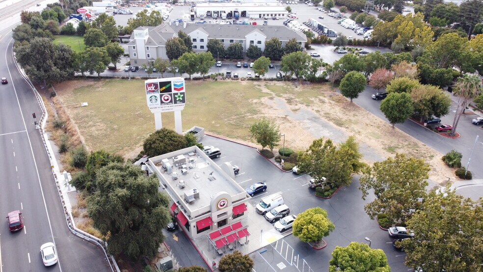 755 Harbor Pointe Pl, West Sacramento, CA à vendre - Photo du bâtiment - Image 2 de 16