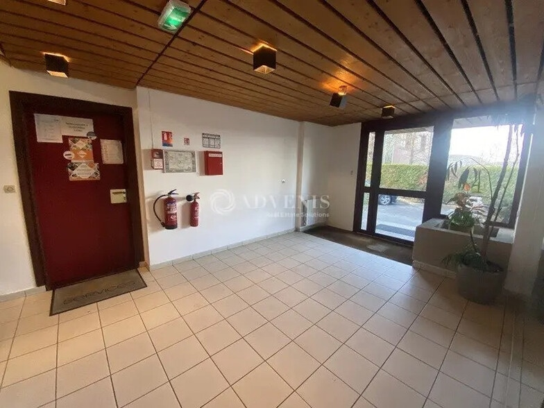 Office in Igny for lease - Lobby - Image 2 of 7