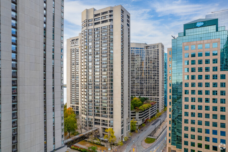 33 Harbour Sq, Toronto, ON à vendre - Photo du bâtiment - Image 2 de 3