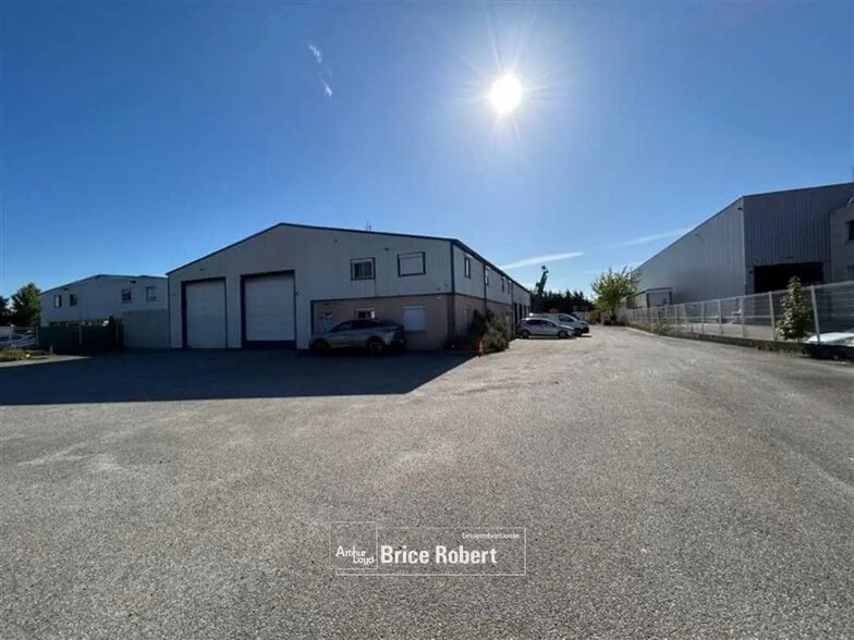 Office in Meyzieu for lease - Building Photo - Image 1 of 8