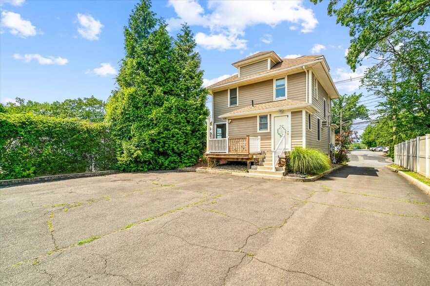 741 W Nyack Rd, West Nyack, NY for lease - Building Photo - Image 3 of 10