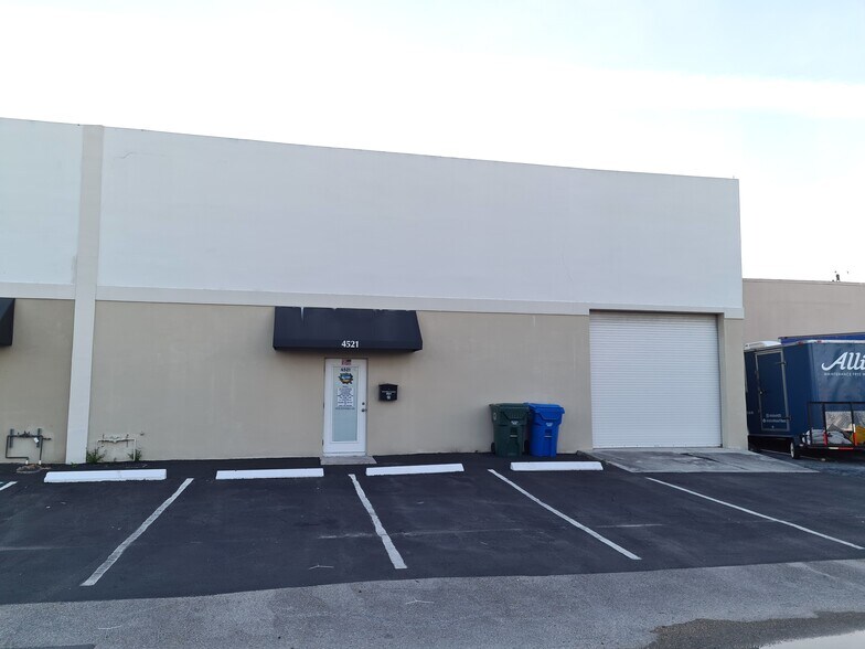 4521 NE 5th Ter, Fort Lauderdale, FL à louer - Photo du bâtiment - Image 2 de 7