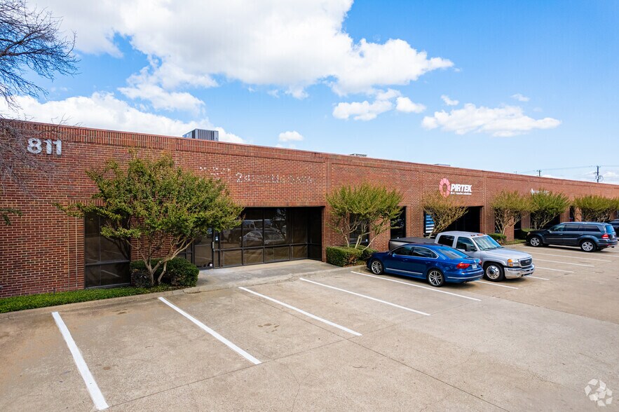 811 E Plano Pky, Plano, TX à louer - Photo du bâtiment - Image 3 de 6