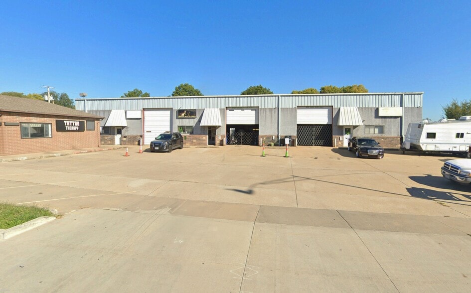 105 N Chestnut St/ 230 E North Ave portfolio of 2 properties for sale on LoopNet.ca - Building Photo - Image 2 of 8