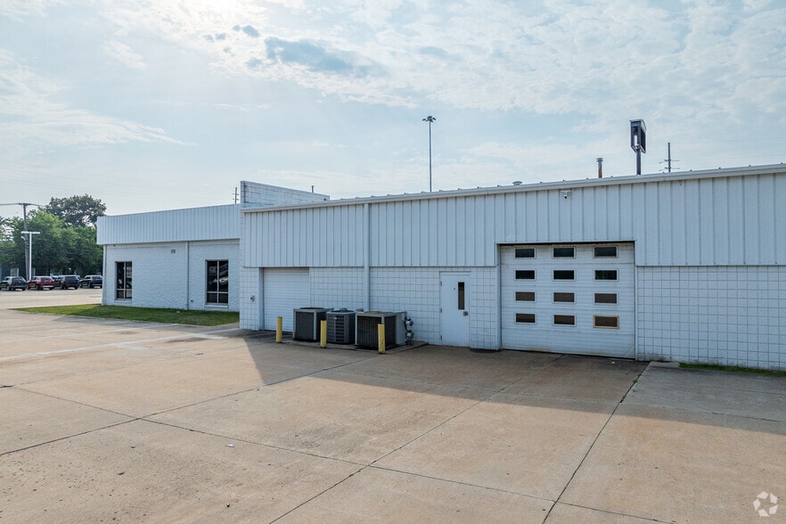 940 Babbitt Rd, Euclid, OH à louer - Photo du bâtiment - Image 3 de 11