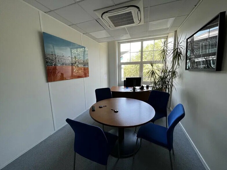 Office in Lyon for lease - Interior Photo - Image 2 of 24