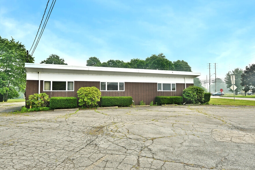 696 Valley View Dr, Brookfield, OH à vendre - Photo du bâtiment - Image 2 de 50