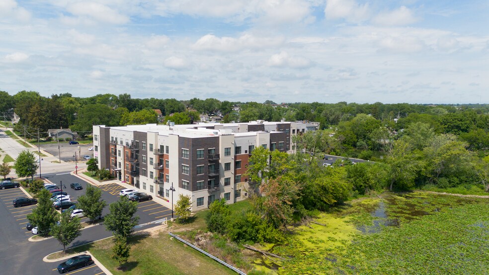 355 N La Fox St, South Elgin, IL à vendre - Photo du bâtiment - Image 2 de 16