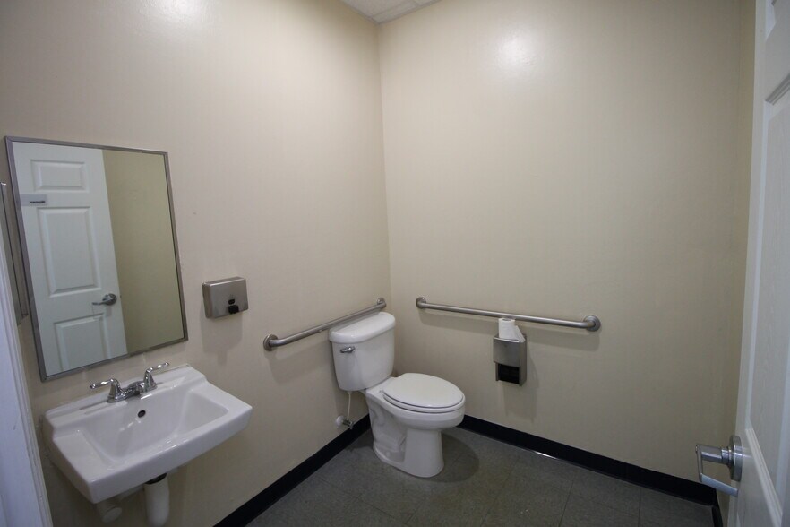6350 Techster Blvd, Fort Myers, FL à louer - Photo intérieure - Image 3 de 7