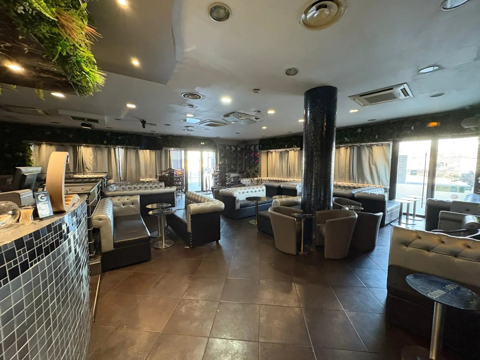 Retail in Paris for sale Interior Photo- Image 1 of 6